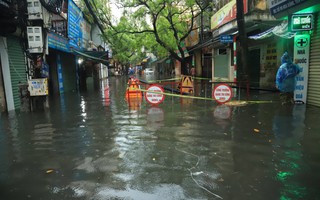 Hà Nội ngập sâu, sinh hoạt của người dân đảo lộn sau cơn mưa lớn