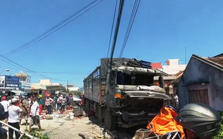 Khánh Hòa: Xe tải bất ngờ lao vào quán nước mía đông người