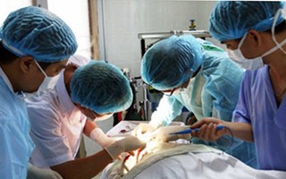 Sau nâng cấp "vòng 1” ở nước ngoài, nữ doanh nhân  trẻ nhập viện cấp cứu