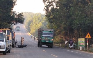 Xe máy tông xe tải, 2 nam thanh niên trọng thương