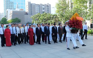 Lãnh đạo TP HCM dâng hương, dâng hoa Chủ tịch Hồ Chí Minh
