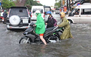 Sau cơn mưa trắng trời, CSGT Bạc Liêu giúp dân di chuyển trong "biển" nước