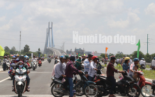 Những hình ảnh làm "xấu" cầu Vàm Cống ngày đầu thông xe