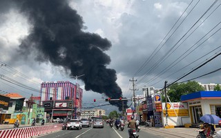 Sau 6 giờ ra sức dập lửa, đám cháy ở KCN Việt Hương cơ bản được khống chế