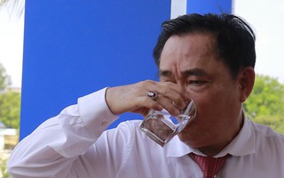 Ông Dũng "lò vôi" uống nước thải đã xử lý trước mặt Bộ trưởng TN-MT