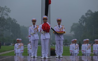 Toàn cảnh Lễ treo cờ rủ Quốc tang nguyên Chủ tịch nước Lê Đức Anh trong mưa