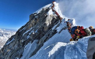 Đã có 11 người chết vì leo núi Everest từ đầu 2019, vì sao?