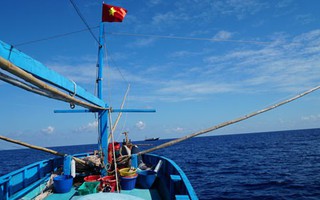 Một triệu lá cờ Tổ quốc cùng ngư dân bám biển: Thiêng liêng cờ đỏ sao vàng giữa biển