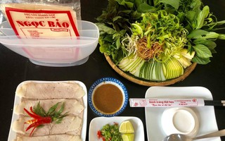 Bánh tráng cuốn thịt heo 2 đầu da, phong vị lạ ở phố biển Nha Trang