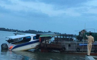 Kinh hoàng ca nô du lịch "bay" thẳng vào ghe tam bản, 3 người thương vong