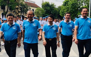 Clip: Phó Thủ tướng Trương Hoà Bình đi bộ cùng hàng ngàn người dân quanh Hồ Gươm