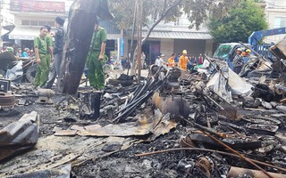 Lâm Đồng: Cháy lớn trong đêm, thiêu rụi 12 ki-ốt và nhiều tài sản