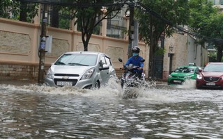 TP HCM: Mưa chỉ 30 phút nhưng nhiều đường... bì bõm!