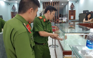 Đã bắt được nghi phạm dùng búa đập tủ kính tiệm vàng