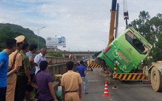 Xe khách bất ngờ lao xuống sông, nhiều người thương vong