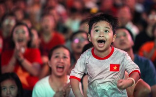 Hàng ngàn CĐV “nổ tung” cảm xúc khi Việt Nam ghi bàn hạ Thái Lan