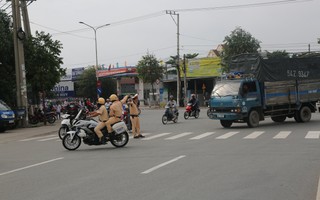 Ra 3 ngã tư lớn "canh" vài ngày, CSGT  đã "hốt" hàng trăm tài xế container