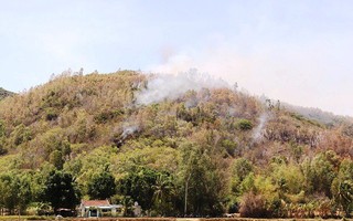 Bom, đạn nổ vang trời trong đám cháy rừng ở Bình Định