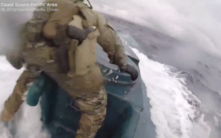 Tuần duyên Mỹ rượt tàu bán ngầm chở ma túy như phim hành động