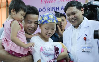 Mẹ ung thư vú giai đoạn cuối hạnh phúc đón con trai Đỗ Bình An xuất viện