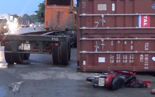 Thùng container lật, đè lên người đi xe máy ở KCN Sóng Thần