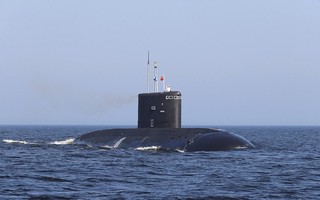 Tàu ngầm Nga bốc cháy, nhiều người chết ngạt