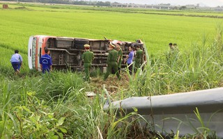 Xe buýt lao xuống ruộng lật nghiêng, 1 người chết nhiều người bị thương