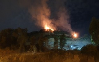 Cảnh sát PCCC leo núi trong đêm để dập lửa