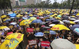 Hàng chục ngàn người Hồng Kông lại xuống đường biểu tình
