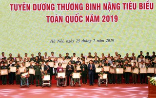 Thủ tướng Nguyễn Xuân Phúc gặp mặt 500 thương binh nặng
