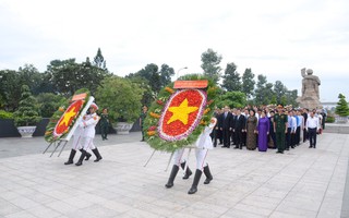 Lãnh đạo TP HCM dâng hương các anh hùng liệt sĩ