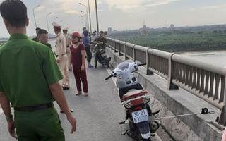 Bỏ lại xe máy trên cầu, cô gái trẻ bất ngờ nhảy xuống sông Hồng tự tử