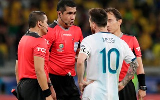 Bức xúc vì thua Brazil, Messi miệt thị trọng tài là "bò đực"