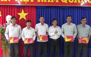 Trao cờ Tổ quốc cho ngư dân Bà Rịa - Vũng Tàu và Khánh Hòa