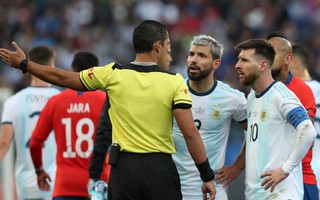 Sergio Aguero bảo vệ Messi sau những lời chỉ trích ở tuyển quốc gia