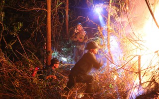 Rừng tại Hà Tĩnh cháy đỏ trời trong đêm, nhiều hộ dân phải sơ tán khẩn cấp