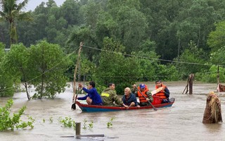 Công an vất vả giúp dân chống chọi với trận lụt lịch sử ở Phú Quốc