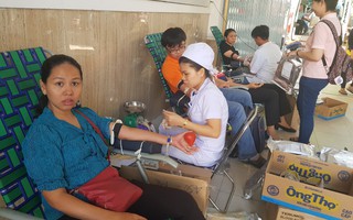 350 CNVC- LĐ tình nguyện hiến máu