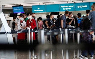 Sân bay Hồng Kông mở cửa trở lại, hàng ngàn người vẫn mắc kẹt