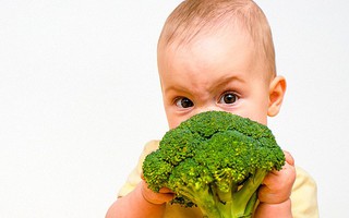Cho bé ăn trái cây thay rau, liệu có ổn?