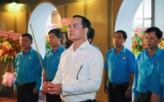 Chủ tịch Tổng LĐLĐ Việt Nam dâng hương tưởng niệm Chủ tịch Tôn Đức Thắng