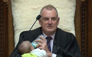 Chủ tịch Quốc hội New Zealand cho đứa bé bú tại nghị trường