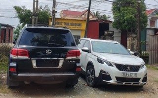 Vụ dân vây côn đồ đập phá cổng làng: Tạm giữ xe sang Lexus 570 biển số 299.99