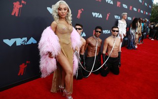 Những khoảnh khắc "khó đỡ" trên thảm đỏ VMAs 2019