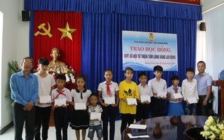 LĐLĐ Quảng Nam trao học bổng cho con công nhân