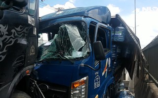 Giải cứu tài xế và phụ xe ra khỏi cabin xe tải dập nát