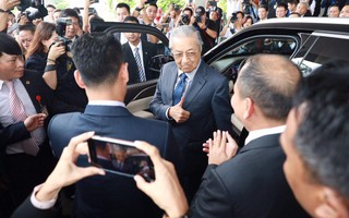 Thủ tướng Malaysia lái thử xe Vinfast ở tốc độ 100 km/giờ