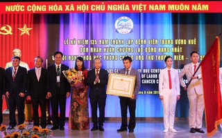 Bệnh viện Trung ương Huế đón nhận Huân chương Lao động hạng nhất