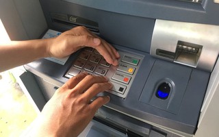 Gã trai ngoại gắn thiết bị lạ vào trụ ATM  ở quận 2