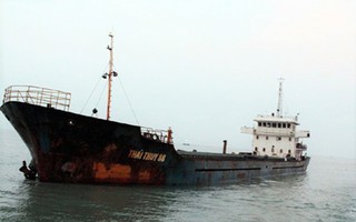 10 thuyền viên được cứu sau một ngày đêm trôi dạt trên biển